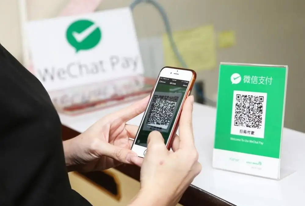 Weixin Pay example of scanning a merchant QR code at a checkout counter